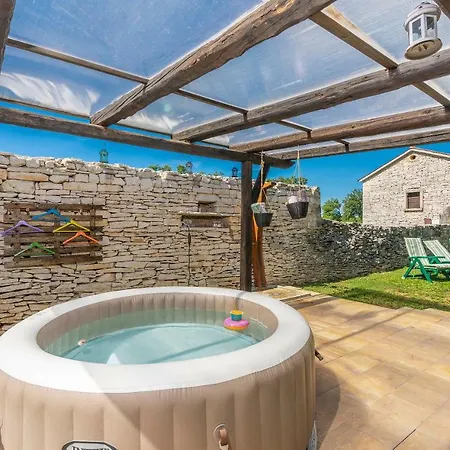 Holiday home Stancija Roza *